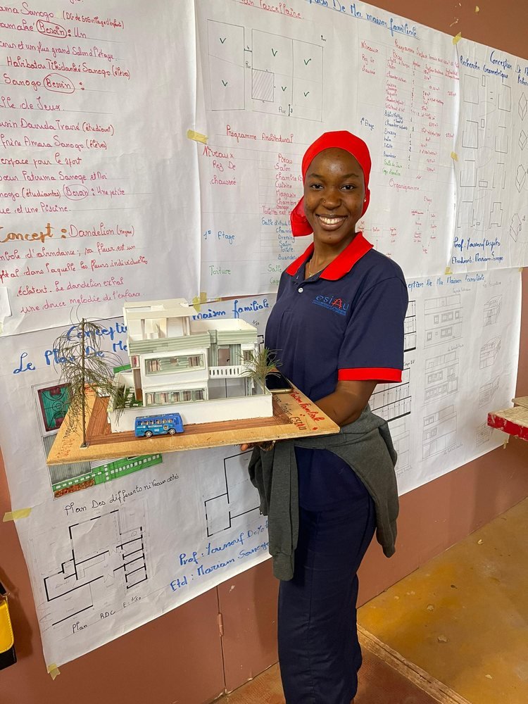 Une étudiante présente sa maquette devant ses planches
