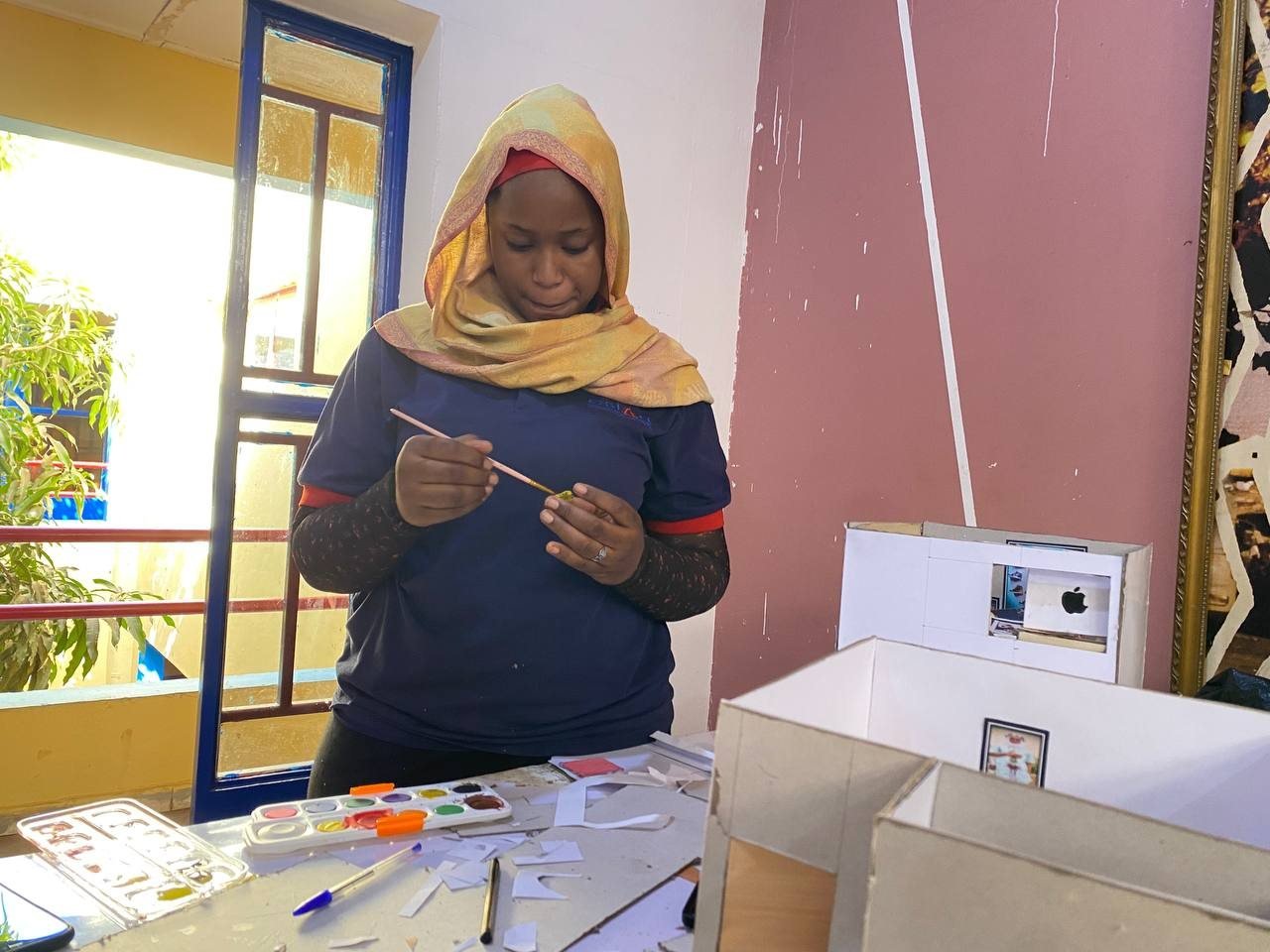 Une étudiante en architecture travaille sur une maquette à l'atelier