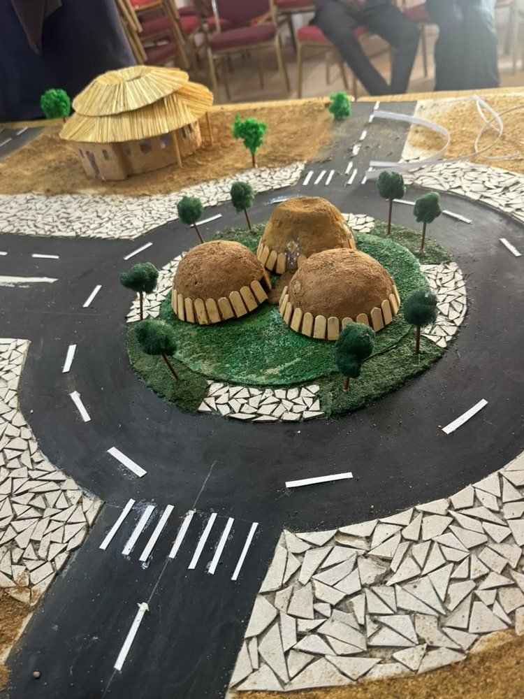 Maquette d'un carrefour giratoire avec des cases et des arbres