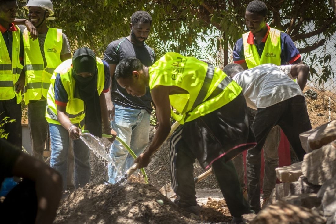 Des étudiants creusent la terre lors d'un atelier de construction