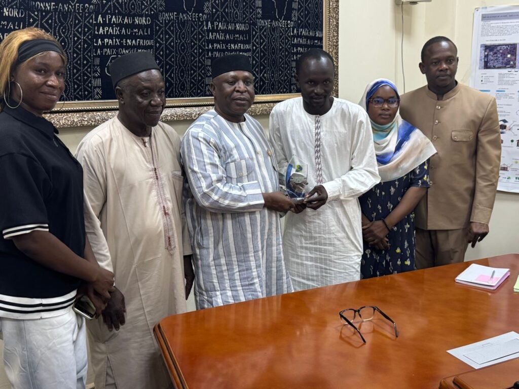 Remise du trophée au Ministre de l'Enseignement Supérieur